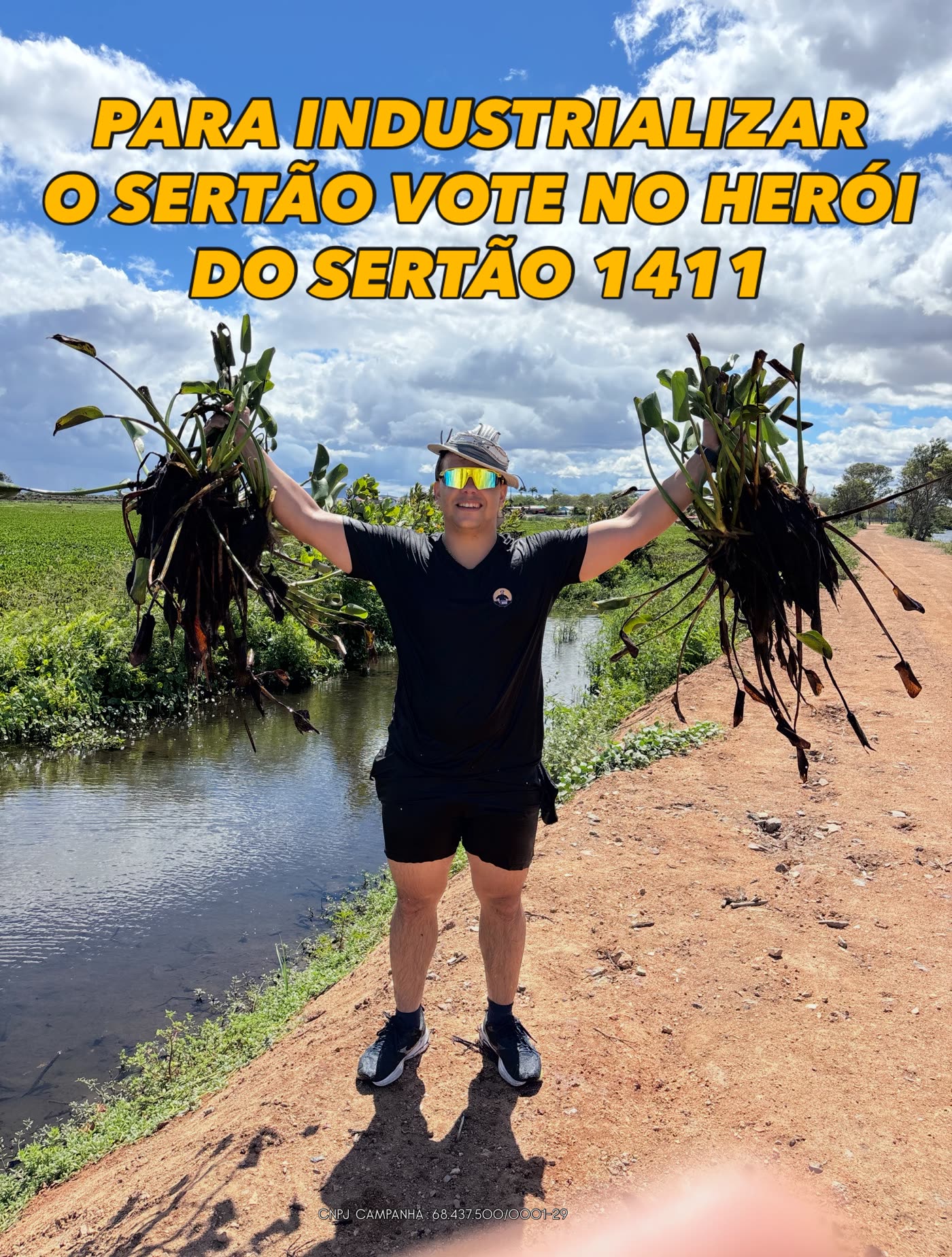 Vinícius Chagas retirando aguapé do rio. Texto: para industrializar o Sertão, vote no Herói do Sertão 1411