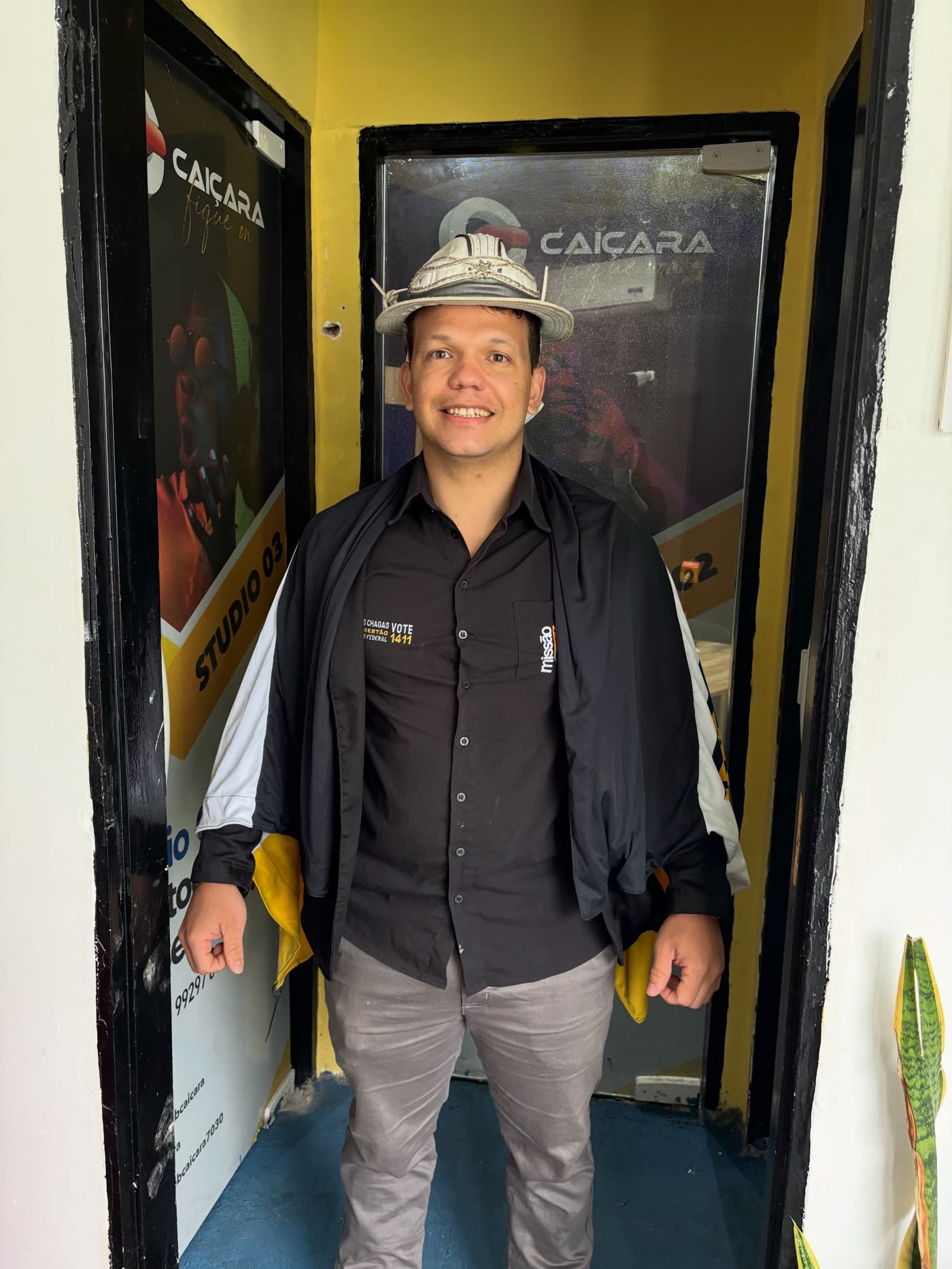 Vinícius Chagas de capacete, uniformizado, no trabalho